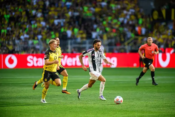 DORTMUND, GERMANY - 10 AĞUSTOS, 2025: Kenan Yıldız, Daniel Svensson - Sezon öncesi maç SiGNAL IDUNA PARK 'ta Borussia Dortmund ve Juventus' a karşı.