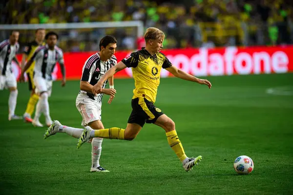 DORTMUND, GERMANY - 10 AĞUSTOS, 2025: Daniel Svensson, Fabio Miretti - Sezon öncesi maç SiGNAL IDUNA PARK 'ta Borussia Dortmund' a karşı Juventus.