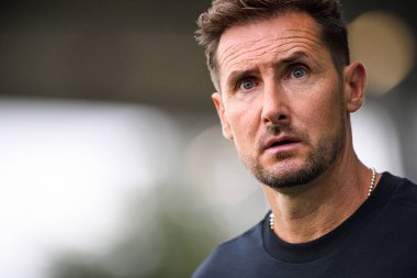 MUNSTER, Almanya - 22 AĞUSTOS, 2025: Miroslav Klose, 2.Bundesliga SC Preussen Munster 1 futbol karşılaşması. FC Nurnberg LVM-Preussenstadion 'da 