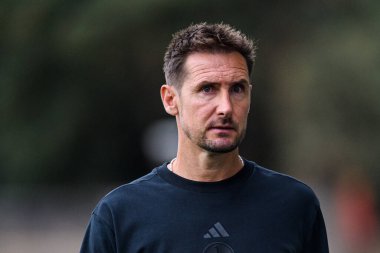 MUNSTER, Almanya - 22 AĞUSTOS, 2025: Miroslav Klose, 2.Bundesliga SC Preussen Munster 1 futbol karşılaşması. FC Nurnberg LVM-Preussenstadion 'da 