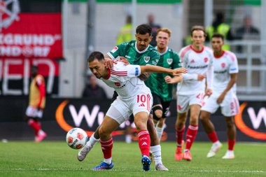 MUENSTER, GERMANY - 22 AĞUSTOS, 2025: 2.Bundesliga SC Preussen Munster 1 futbol karşılaşması. FC Nurnberg LVM-Preussenstadion 'da