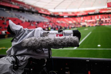 LEVERKUSEN, GERMANY - 23 AĞUSTOS, 2025: Yayın, kamera - Bundesliga FC Bayer 04 Leverkusen-TSG 1899 Hoffenheim maçı Bayarena 'da. 