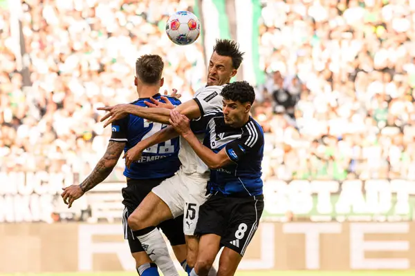 MOENCHENGLADBACH, GERMANY - 24 AĞUSTOS, 2025: Haris Tabakovic, Daniel Elfadli, Nicolai Remberg - Bundesliga Borussia Moenchengladbach - Borussia Park 'ta Hamburger SV' ye karşı futbol maçı.