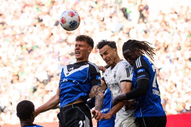 MOENCHENGLADBACH, GERMANY - 24 AĞUSTOS, 2025: Nicolai Remberg, Haris Tabakoviç, Jordan Torunarigha - Bundesliga Borussia Moenchengladbach - Borussia Park 'ta Hamburger SV' ye karşı futbol maçı.