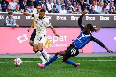 MOENCHENGLADBACH, GERMANY - 24 AĞUSTOS, 2025: Franck Honorat, Jordan Torunarigha - Bundesliga Borussia Moenchengladbach - Borussia Park 'ta Hamburger SV.