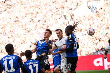MOENCHENGLADBACH, GERMANY - 24 AĞUSTOS, 2025: Nicolai Remberg, Haris Tabakoviç, Jordan Torunarigha - Bundesliga Borussia Moenchengladbach - Borussia Park 'ta Hamburger SV' ye karşı futbol maçı.