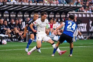 MOENCHENGLADBACH, GERMANY - 24 AĞUSTOS, 2025: Joe Scally, Nicolas Capaldo - Bundesliga Borussia Moenchengladbach - Borussia Park 'ta Hamburger SV.