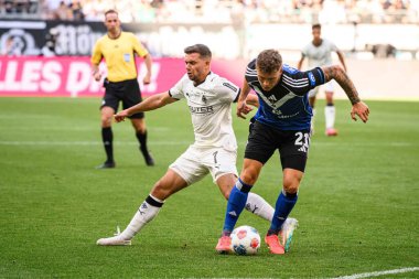 MOENCHENGLADBACH, GERMANY - 24 AĞUSTOS, 2025: Kevin Stoger, Nicolai Remberg - Bundesliga Borussia Moenchengladbach - Borussia Park 'ta Hamburger SV.