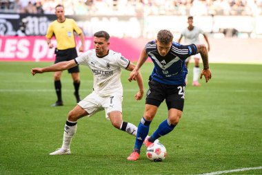 MOENCHENGLADBACH, GERMANY - 24 AĞUSTOS, 2025: Kevin Stoger, Nicolai Remberg - Bundesliga Borussia Moenchengladbach - Borussia Park 'ta Hamburger SV.