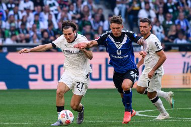 MOENCHENGLADBACH, GERMANY - 24 AĞUSTOS, 2025: Rocco Reitz, Nicolai Remberg - Bundesliga Borussia Moenchengladbach - Borussia Park 'ta Hamburger SV.