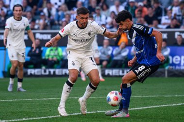 MOENCHENGLADBACH, GERMANY - 24 AĞUSTOS, 2025: Kevin Stoger, Daniel Elfadli - Bundesliga Borussia Moenchengladbach - Borussia Park 'ta Hamburger SV.