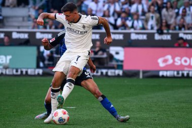 MOENCHENGLADBACH, GERMANY - 24 AĞUSTOS, 2025: Kevin Stoger, Daniel Elfadli - Bundesliga Borussia Moenchengladbach - Borussia Park 'ta Hamburger SV.