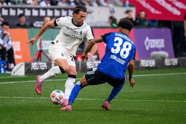 MOENCHENGLADBACH, GERMANY - 24 AĞUSTOS, 2025: Joe Scally, Alexander Rossing Lelesiit - Bundesliga Borussia Moenchengladbach - Borussia Park 'ta Hamburger SV.