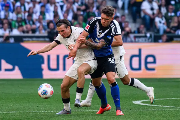 MOENCHENGLADBACH, GERMANY - 24 AĞUSTOS, 2025: Rocco Reitz, Nicolai Remberg - Bundesliga Borussia Moenchengladbach - Borussia Park 'ta Hamburger SV.