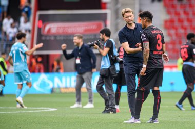 LEVERKUSEN, GERMANY - 23 AUGust, 2025: Piero Hincapie, Simon Rolfes - Bundesliga FC Bayer 04 Leverkusen maçı Bayena 'da TSG 1899 Hoffenheim' a karşı. 