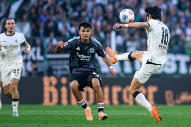 MOENCHENGLADBACH, GERMANY - 27 Eylül 2025: Can Uzun, Shuto Machino - Bundesliga Borussia Moenchengladbach-Eintracht Frankfurt maçı Borussia Park 'ta.