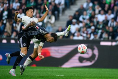 MOENCHENGLADBACH, GERMANY - 27 Eylül 2025: Robin Koch, Jens Castrop - Bundesliga Borussia Moenchengladbach-Eintracht Frankfurt maçı Borussia Park 'ta.