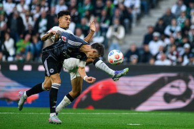 MOENCHENGLADBACH, GERMANY - 27 Eylül 2025: Robin Koch, Jens Castrop - Bundesliga Borussia Moenchengladbach-Eintracht Frankfurt maçı Borussia Park 'ta.