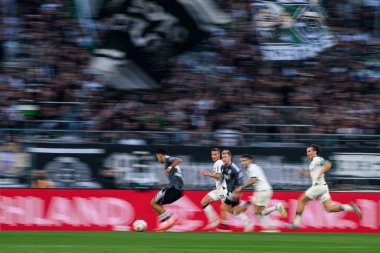 MOENCHENGLADBACH, GERMANY - 27 Eylül 2025: Jonathan Burkardt, Can Uzun - Bundesliga Borussia Moenchengladbach-Eintracht Frankfurt maçı Borussia Park 'ta.