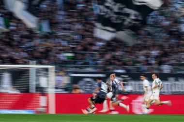 MOENCHENGLADBACH, GERMANY - 27 Eylül 2025: Jonathan Burkardt, Can Uzun - Bundesliga Borussia Moenchengladbach-Eintracht Frankfurt maçı Borussia Park 'ta.