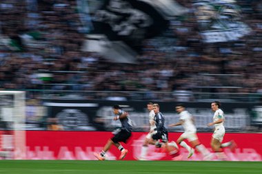 MOENCHENGLADBACH, GERMANY - 27 Eylül 2025: Jonathan Burkardt, Can Uzun - Bundesliga Borussia Moenchengladbach-Eintracht Frankfurt maçı Borussia Park 'ta.