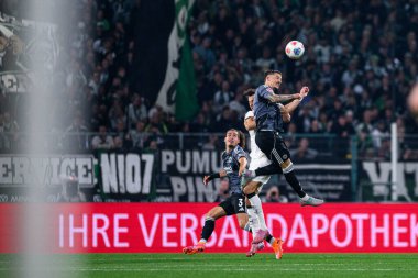 MOENCHENGLADBACH, GERMANY - 27 Eylül 2025: Robin Koch, Arthur Theate - Bundesliga Borussia Moenchengladbach-Eintracht Frankfurt maçı Borussia Park 'ta.