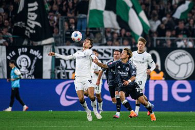 MOENCHENGLADBACH, GERMANY - 27 Eylül 2025: Florian Neuhaus, Ritsu Doan - Bundesliga Borussia Moenchengladbach-Eintracht Frankfurt maçı Borussia Park 'ta.