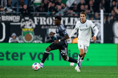 MOENCHENGLADBACH, GERMANY - 27 Eylül 2025: Aurelio Buta, Florian Neuhaus - Bundesliga Borussia Moenchengladbach-Eintracht Frankfurt maçı Borussia Park 'ta.
