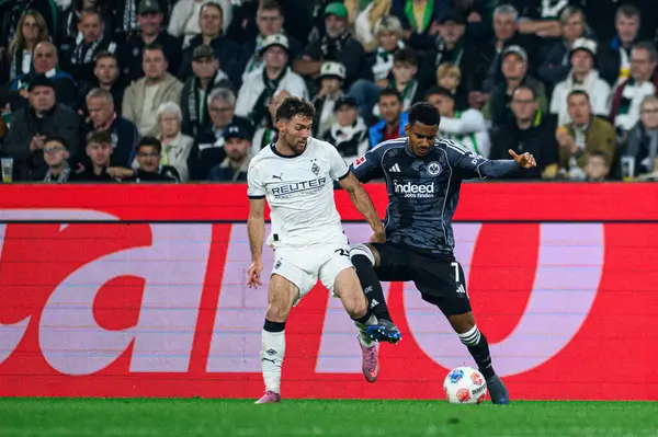 MOENCHENGLADBACH, GERMANY - 27 Eylül 2025: Joe Scally, Ansgar Knauff - Bundesliga Borussia Moenchengladbach-Eintracht Frankfurt maçı Borussia Park 'ta.
