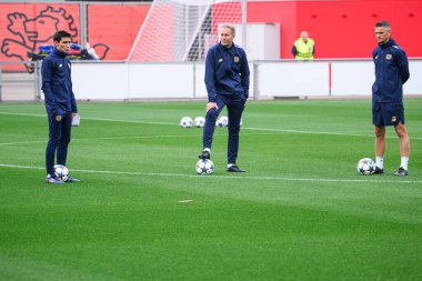 LEVERKUSEN, GERMANY - 30 SEPTEMBER, 2025: Sergi Runge, Kasper Hjulmand, Rogier Meijer - UEFA Champions League, MD-1, practice FC Bayer 04 Leverkusen at BayArena. 