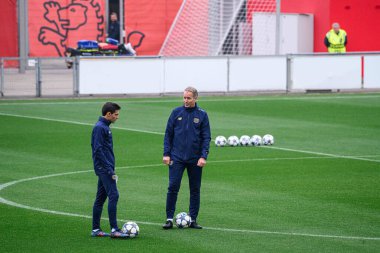 LEVERKUSEN, GERMANY - 30 SEPTEMBER, 2025: Sergi Runge, Kasper Hjulmand - UEFA Champions League, MD-1, practice FC Bayer 04 Leverkusen at BayArena. 