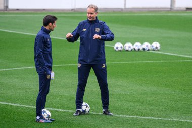 LEVERKUSEN, GERMANY - 30 SEPTEMBER, 2025: Sergi Runge, Kasper Hjulmand - UEFA Champions League, MD-1, practice FC Bayer 04 Leverkusen at BayArena. 