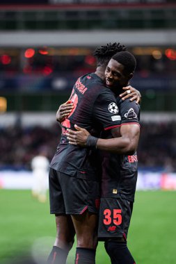 LEVERKUSEN, GERMANY - 1 OCTOBER, 2025: Edmond Tapsoba, Christian Kofane, kutlama, gol - Bayer 04 Leverkusen ile PSV Eindhoven arasındaki UEFA Şampiyonlar Ligi maçı.