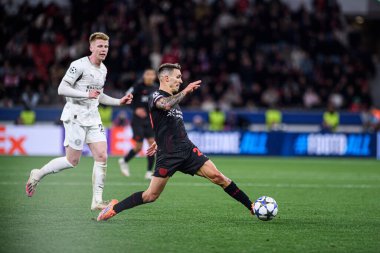 LEVERKUSEN, GERMANY - 1 OCTOBER, 2025: Alejandro Grimaldo, Guus Til - Bayer 04 Leverkusen ile Bayena 'da PSV Eindhoven arasındaki UEFA Şampiyonlar Ligi futbol maçı.