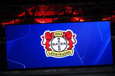 LEVERKUSEN, GERMANY - 1 OCTOBER, 2025: Screen, logo kulübü - Bayer 04 Leverkusen ile PSV Eindhoven arasındaki UEFA Şampiyonlar Ligi maçı.