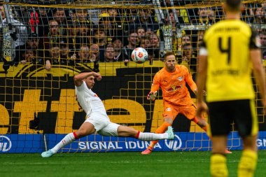 DORTMUND, GERMANY - 4 Ekim 2025: Peter Gulacsi, Willi Orban - 1.Bundesliga maçı Borussia Dortmund vs RB Leipzig at Signal Iduna Park.