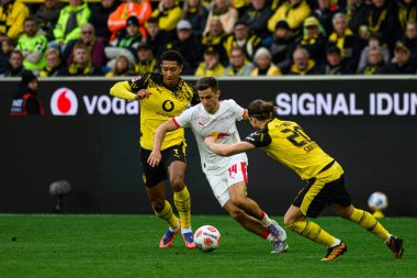 DORTMUND, GERMANY - 4 Ekim 2025: Christoph Baumgartner, Jobe Bellingham, Marcel Sabitzer - 1.Bundesliga maçı Borussia Dortmund - RB Leipzig 'e karşı Signal Iduna Park.