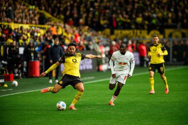 DORTMUND, GERMANY - 4 Ekim 2025: Ramy Bensebaini, Johan Bakayoko - 1.Bundesliga maçı Borussia Dortmund - RB Leipzig 'e karşı Signal Iduna Park.