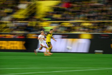 DORTMUND, GERMANY - 4 Ekim 2025: Nico Schlotterbeck, Conrad Harder - 1.Bundesliga maçı Borussia Dortmund 'a karşı Signal Iduna Park' ta RB Leipzig.