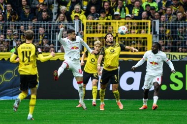 DORTMUND, GERMANY - 4 Ekim 2025: Ramy Bensebaini, Romulo Cardoso da Cruz - 1.Bundesliga maçı Borussia Dortmund - RB Leipzig 'e karşı Signal Iduna Park.