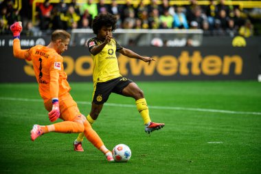 DORTMUND, GERMANY - 4 Ekim 2025: Peter Gulacsi, Karim Adeyemi - 1.Bundesliga maçı Borussia Dortmund vs RB Leipzig at Signal Iduna Park.