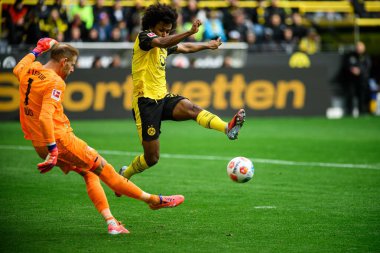 DORTMUND, GERMANY - 4 Ekim 2025: Peter Gulacsi, Karim Adeyemi - 1.Bundesliga maçı Borussia Dortmund vs RB Leipzig at Signal Iduna Park.