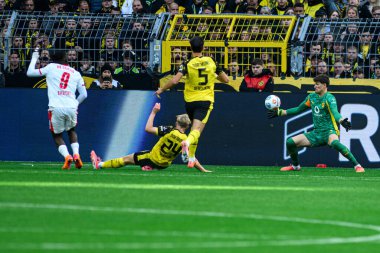 DORTMUND, GERMANY - 4 Ekim 2025: Johan Bakayoko, Daniel Svensson, Ramy Bensebaini, Gregor Kobel - 1.Bundesliga maçı Borussia Dortmund vs RB Leipzig at Signal Iduna Park.