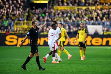 DORTMUND, GERMANY - 4 Ekim 2025: Tobias Stieler, hakem - 1.Bundesliga maçı Borussia Dortmund vs RB Leipzig at Signal Iduna Park.
