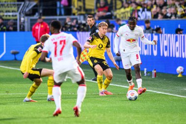 DORTMUND, GERMANY - 4 Ekim 2025: Johan Bakayoko, Daniel Svensson - 1.Bundesliga maçı Borussia Dortmund vs RB Leipzig at Signal Iduna Park.