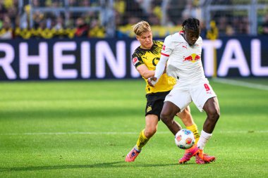DORTMUND, GERMANY - 4 Ekim 2025: Johan Bakayoko, Daniel Svensson - 1.Bundesliga maçı Borussia Dortmund vs RB Leipzig at Signal Iduna Park.