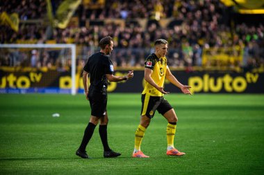 DORTMUND, GERMANY - 4 Ekim 2025: Tobias Stieler, hakem, Nico Schlotterbeck - 1.Bundesliga maçı Borussia Dortmund - RB Leipzig 'e karşı Signal Iduna Park.