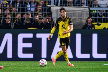 DORTMUND, GERMANY - 4 Ekim 2025: Ramy Bensebaini - 1.Bundesliga maçı Borussia Dortmund - RB Leipzig 'e karşı Signal Iduna Park.