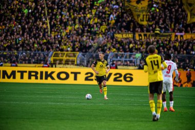 DORTMUND, GERMANY - 4 ECTOBER, 2025: Nico Schlotterbeck - 1.Bundesliga maçı Borussia Dortmund 'a karşı Signal Iduna Park' ta RB Leipzig.