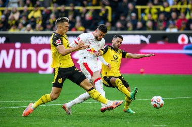 DORTMUND, GERMANY - 4 Ekim 2025: Nico Schlotterbeck, Romulo Cardoso da Cruz, Yan Couto - 1.Bundesliga maçı Signal Iduna Park 'ta Borussia Dortmund RB Leipzig' e karşı.